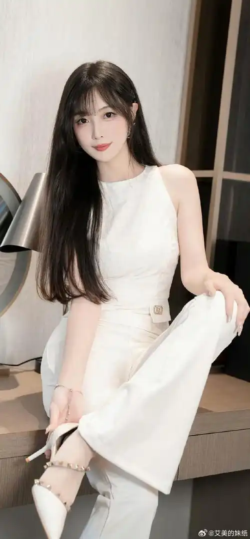 深色调拆解：肤色与霓虹灯色在同一画面中的明度分析